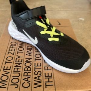 Brand new Nike revolutions boys shoes size 1 Y